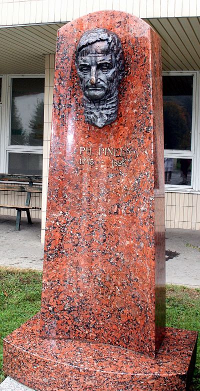 Busta Philippa Pinela pri spoločenskej sále
